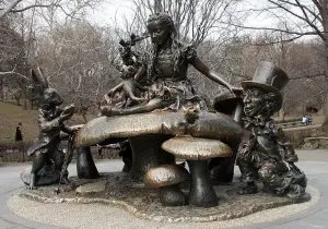 La statua di Alice nel Paese delle Meraviglie a Central Park