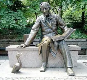 La statua di Hans Christian Andersen a Central Park