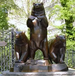 Gruppo di orsi in bronzo a Central Park