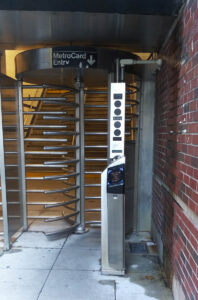 Lettore contactless OMNY su un tornello della metropolitana di New York